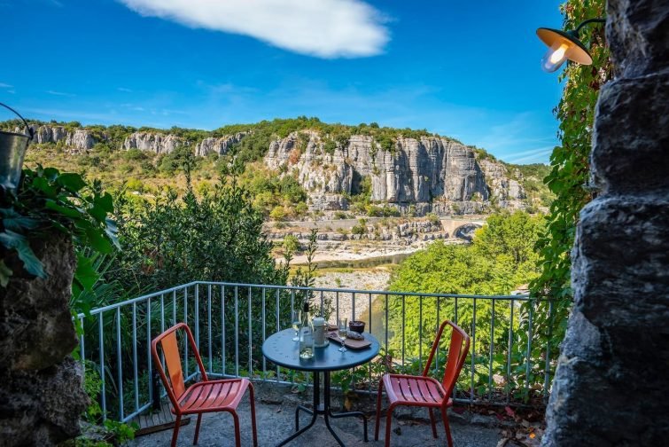 Gite médiéval en pierre, vue sur rivière Ardèche