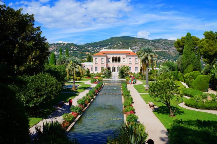 Villa Ephrussi de Rothschild et ses jardins sur la Côte d'Azur.