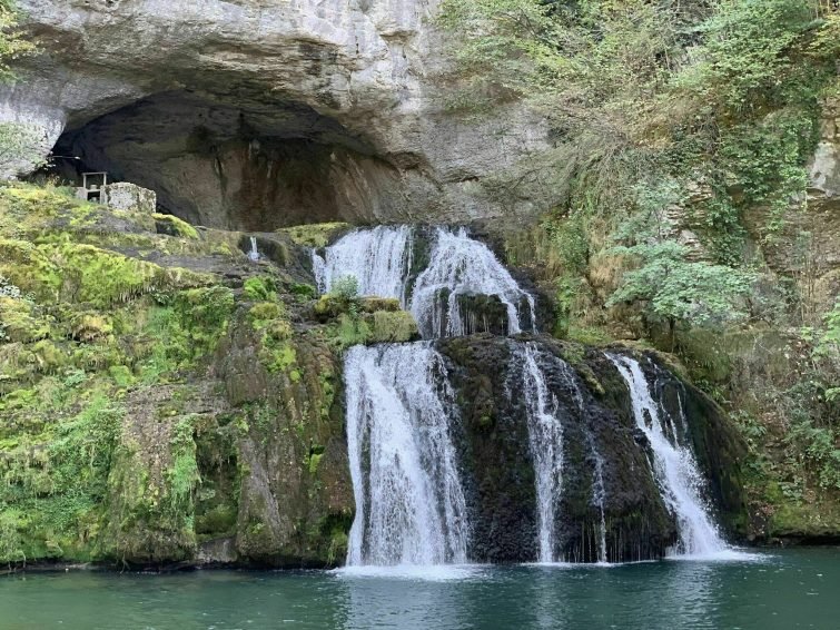 La Source du Lison et la Grotte Sarrazine