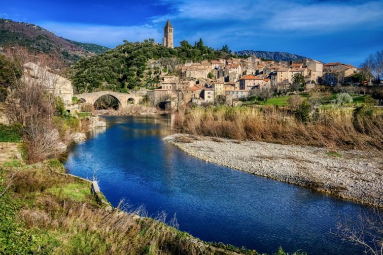 Le village d'Olargues et sa rivière dans le Parc Naturel du Haut-Languedoc