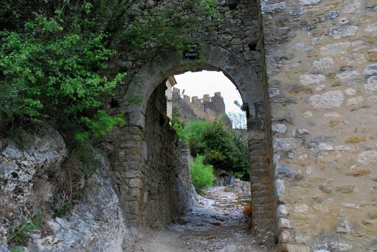 visiter Montbrun les bains - Porte de Clastre