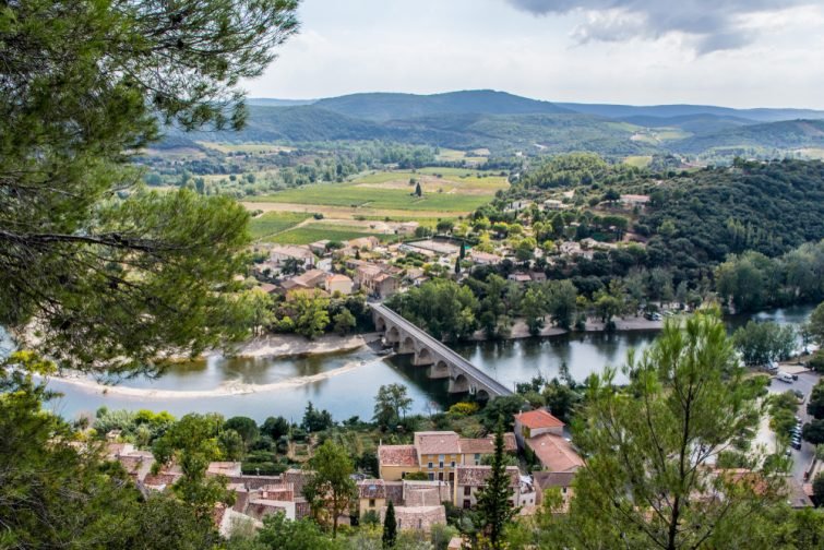 Visiter le Parc Naturel du Haut-Languedoc : Vue aérienne sur le village méditerranéen de Roquebrun