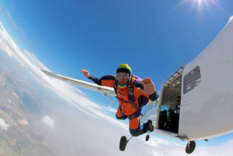 Vieil homme réalisant un rêve, sautant d'un avion