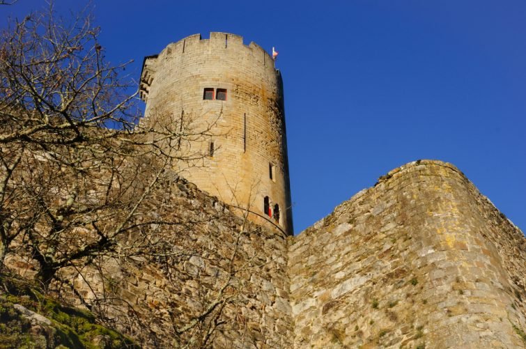 Vue en bas de l'angle des vestiges de la forteresse royale de Najac, en France,