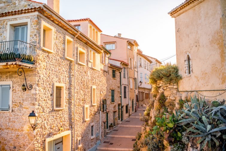 Dans le village d'Antibes