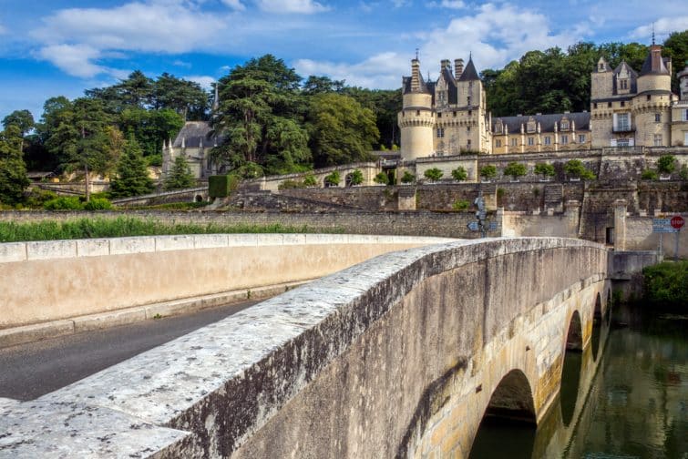 Vue du Château d'Ussé depuis un pont, Loire