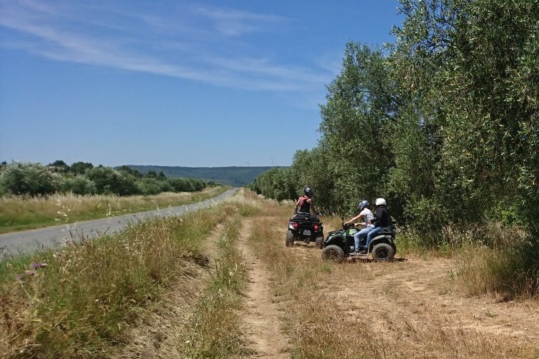 Faire du quad au bord du canal