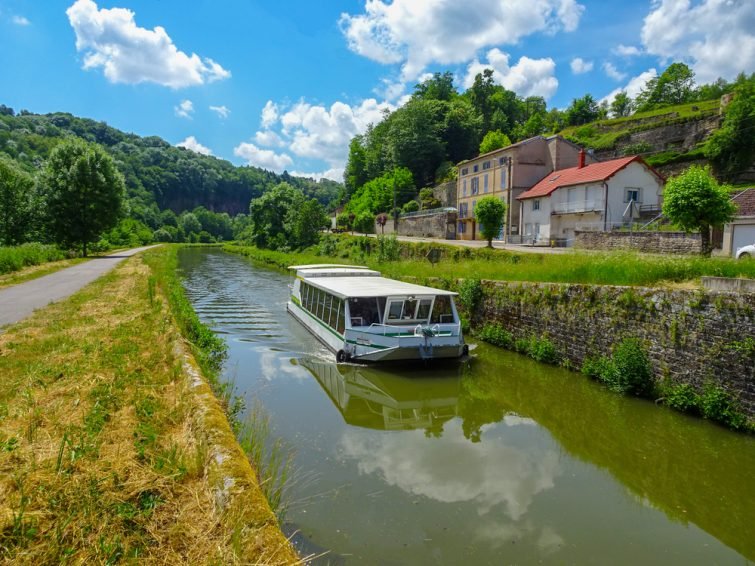  Traverser le Canal en bateau