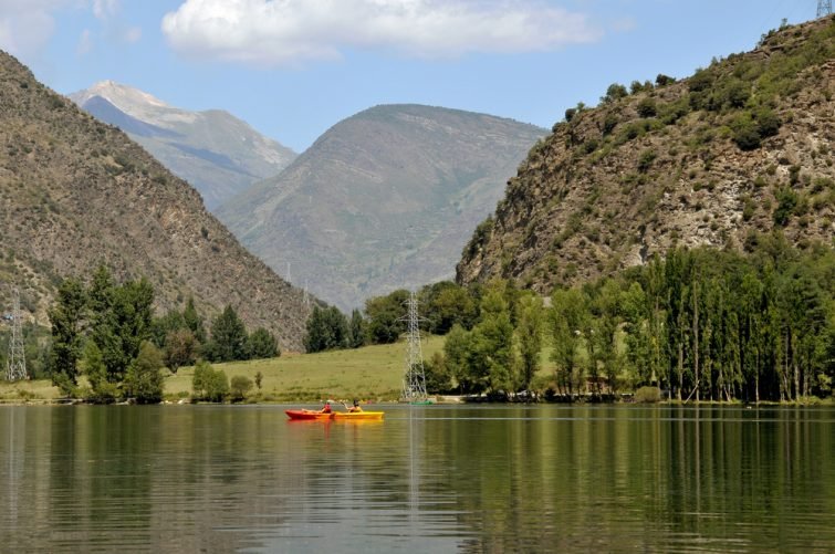 Canoës-Kayak sur un lac dans la réserve naturelle du Néouvielle 