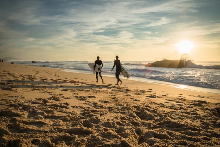 "surfeurs au coucher du soleil a capbreton