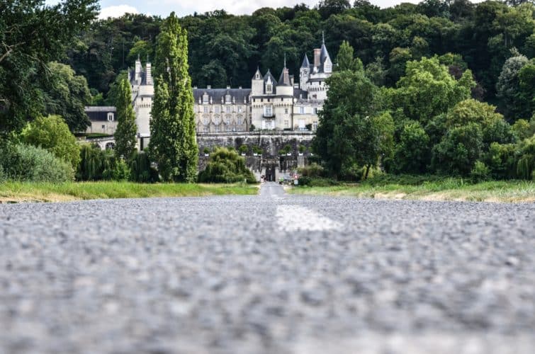 Route en direction du château d'Ussé dans la Loire