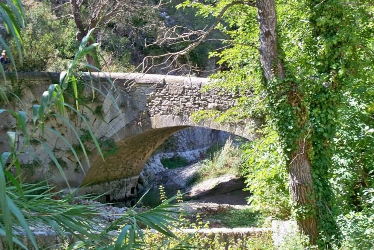 Pont des coquilles à Lourmarin