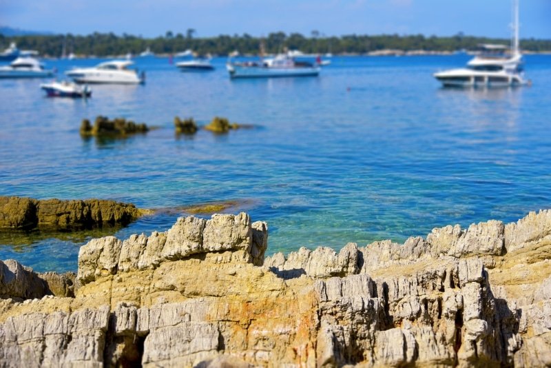 mer bleu et yachts iles de lerins