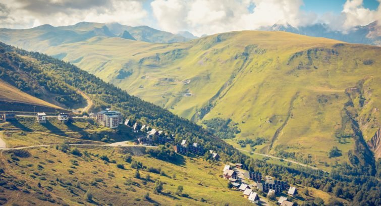 Visiter la réserve naturelle du Néouvielle : Vue depuis Saint-Lary-Soulan avant un saut en parachute