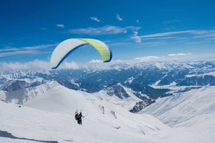 Décollage de parapentistes au Mont Blanc