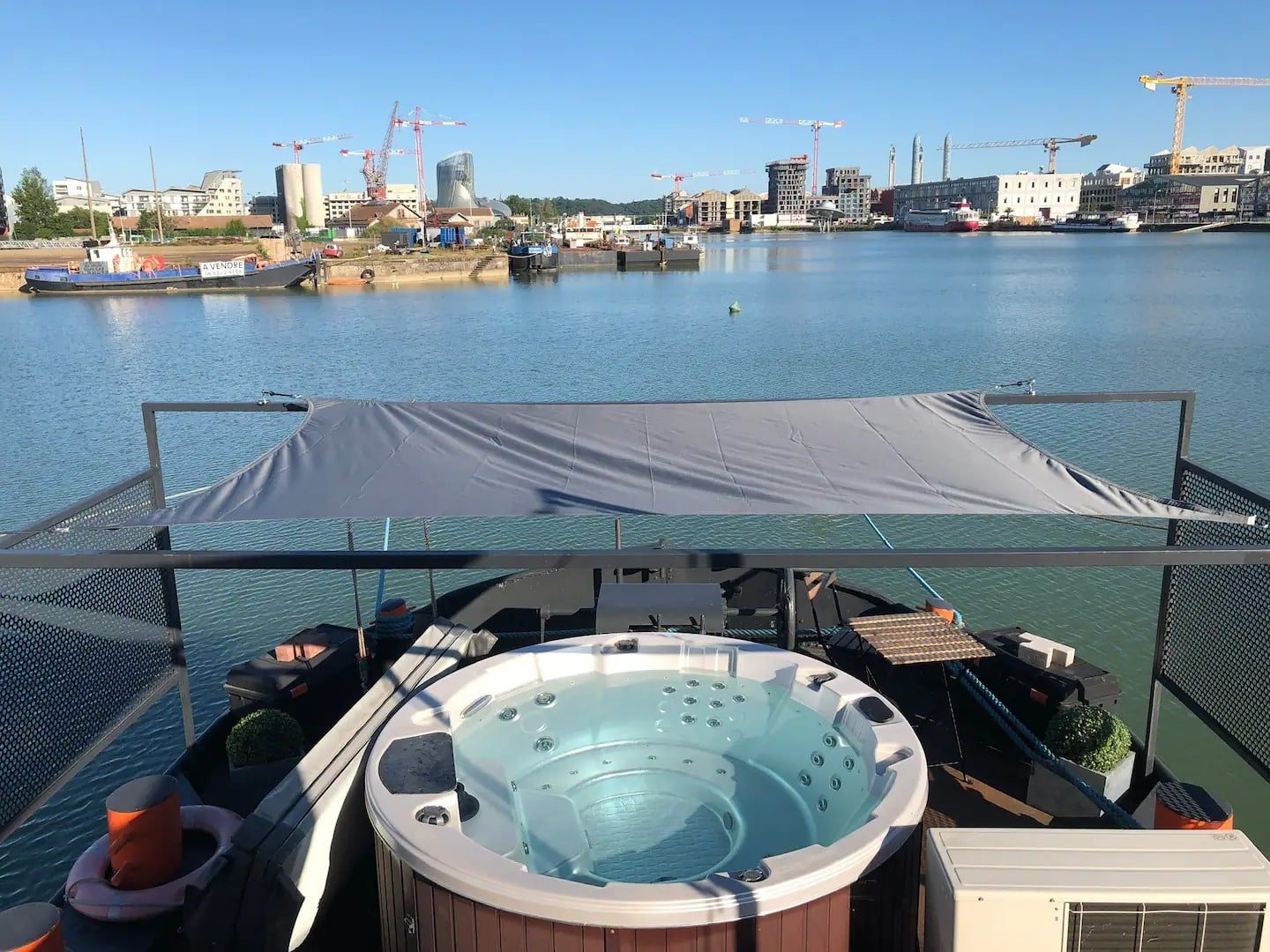 Superbe loft flottant à Bordeaux - péniche en amoureux