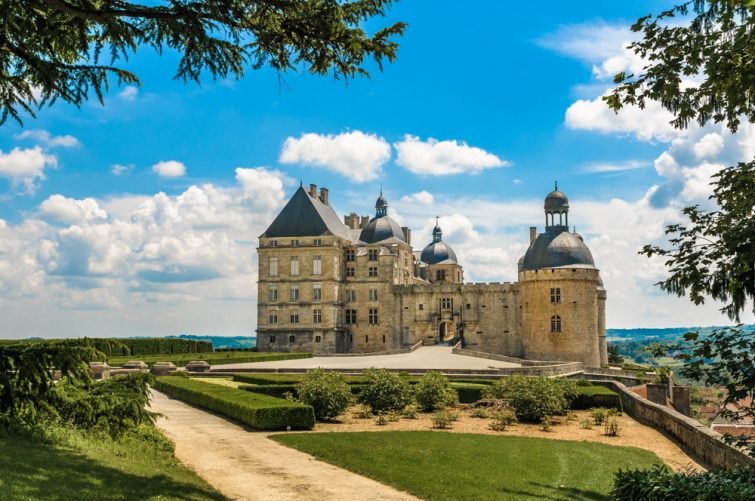 Le château de Hautefort, l'un des plus beaux châteaux du Périgord