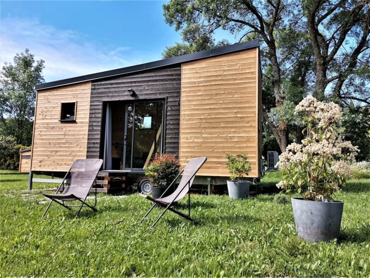 Mini-maison de bois avec jardin