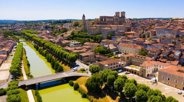 Vue aérienne sur la Tour Armagnac et la cathédrale