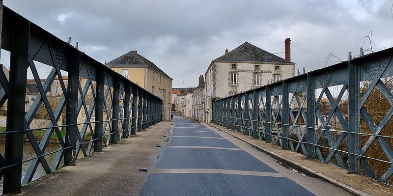 Saint-Laurent-sur-Sèvre, loger autour du Puy du Fou