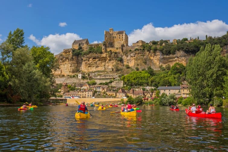 Canoë kayak dans la Dordogne avec vue sur le château de Castelnaud